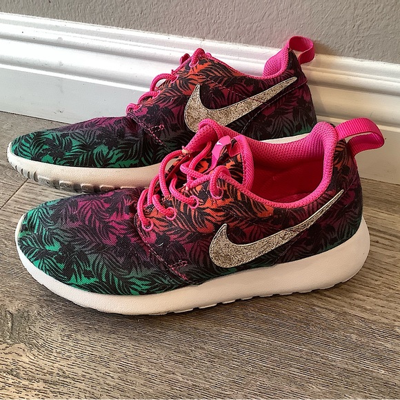 Girl’s Nike Roshe size 3Y Palm Tree Floral - Picture 1 of 5